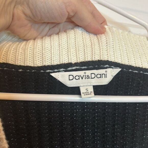 Davi & Dani Women’s Oversized Black White and Cream Colored Cardigan Size Small - Picture 4 of 5
